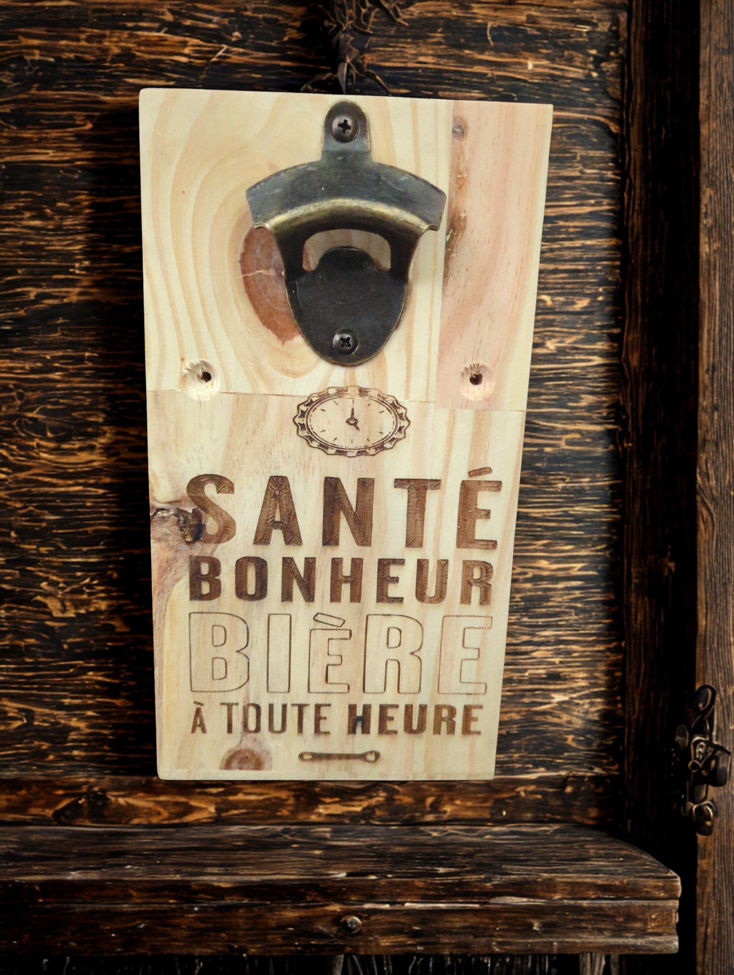 Décapsuleur Mural en Bois Verni avec Aimant – Modèle Standard ou Personnalisable